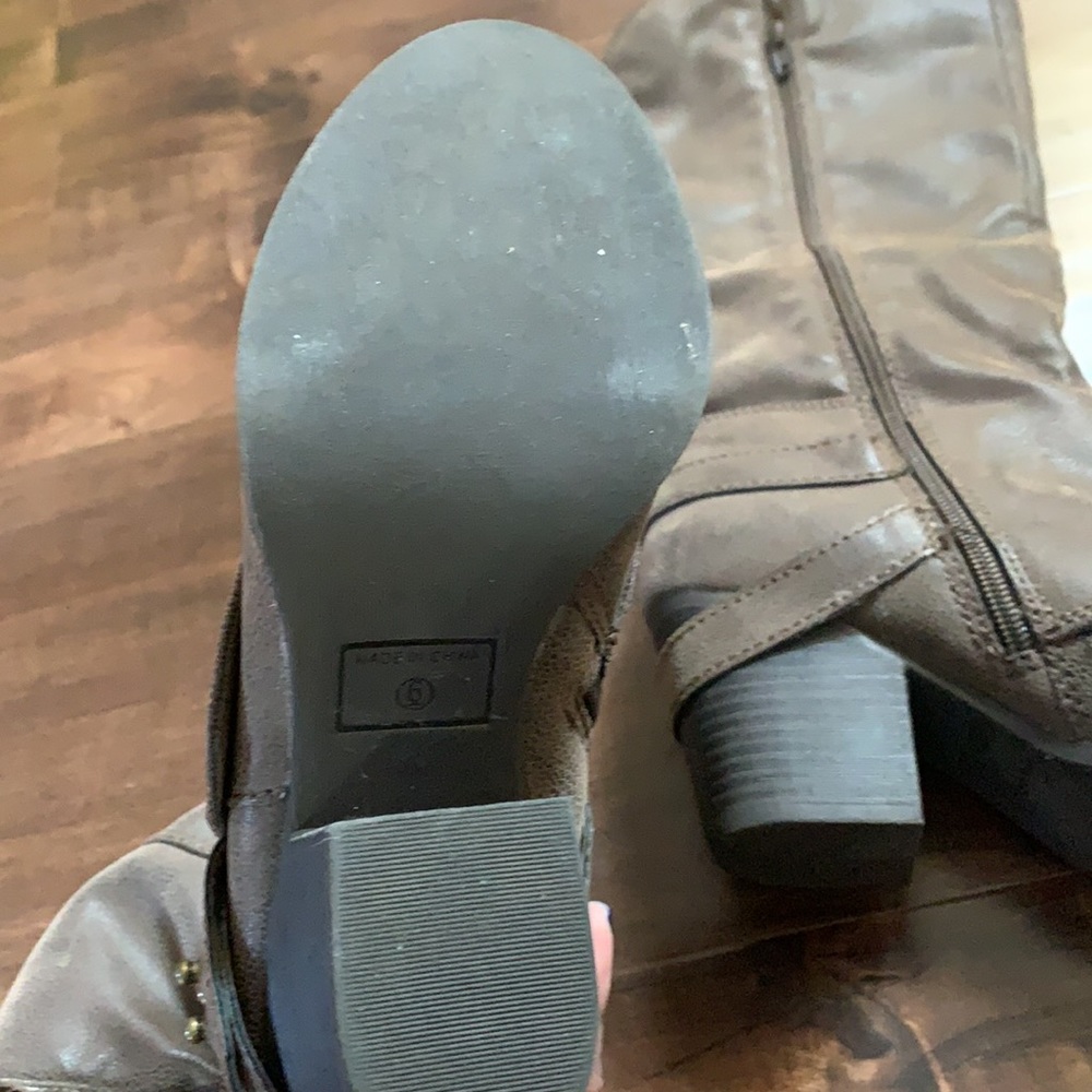 Boots - Picture 2 of 4